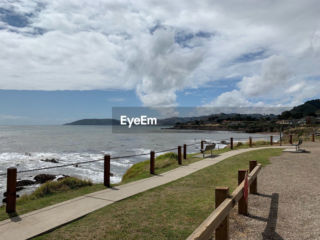 PANORAMIC VIEW OF SEA AND MOUNTAINS AGAINST SKY