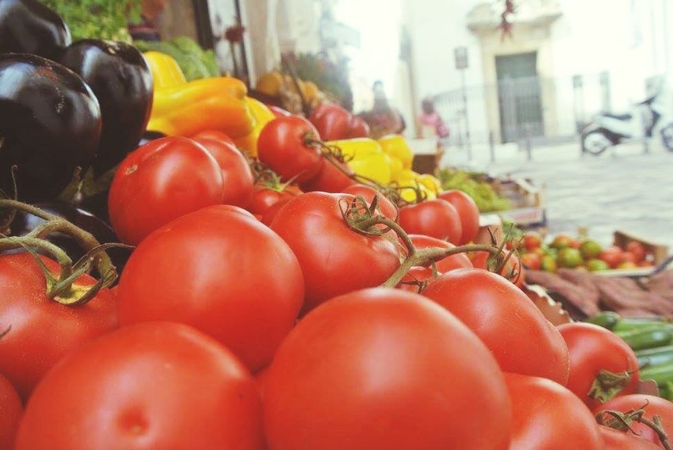 CLOSE-UP OF TOMATOES IN MARKET