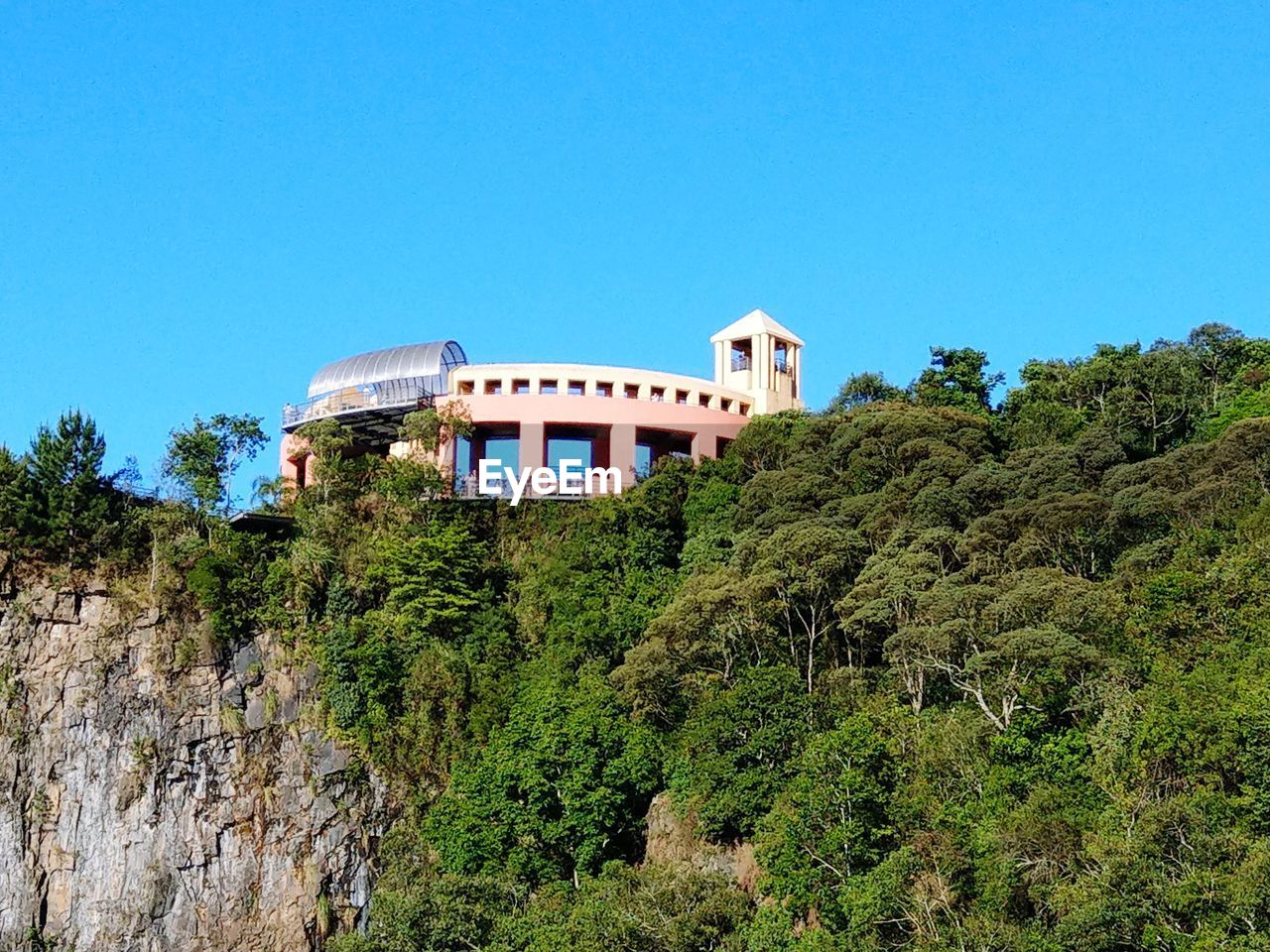 LOW ANGLE VIEW OF BUILDING AGAINST CLEAR SKY