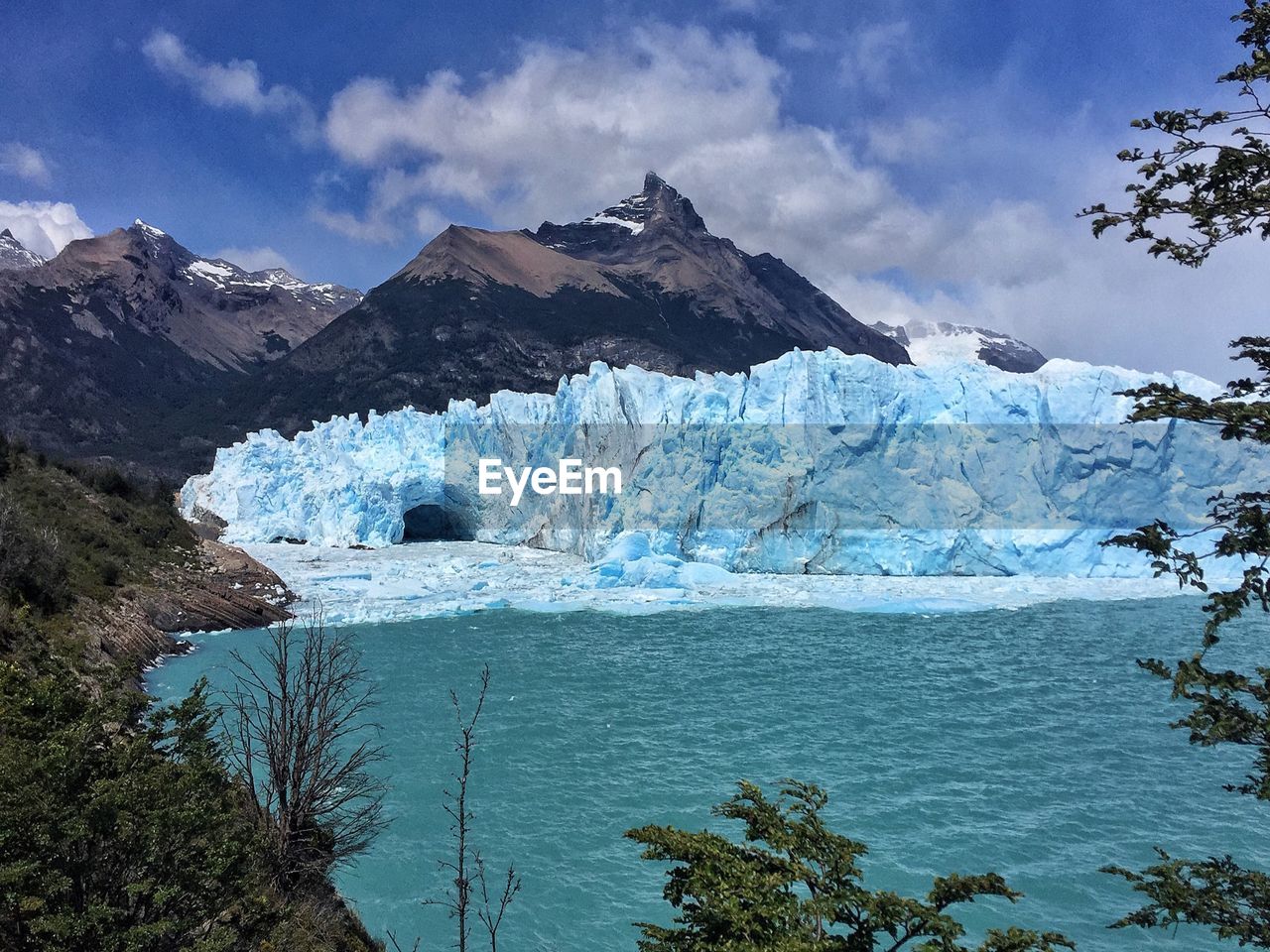 SCENIC VIEW OF FROZEN LAKE AGAINST SKY DURING WINTER