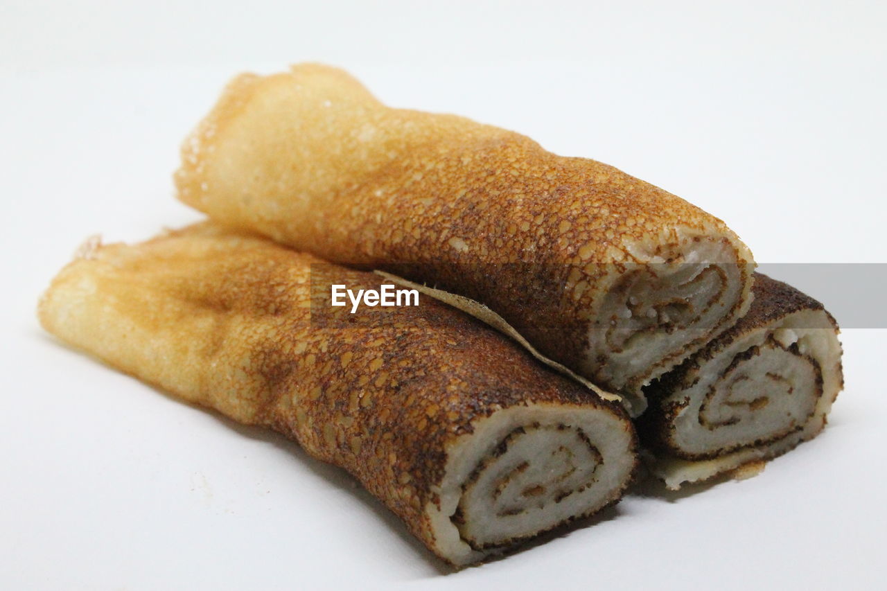 CLOSE-UP OF BREAD ON WHITE PLATE