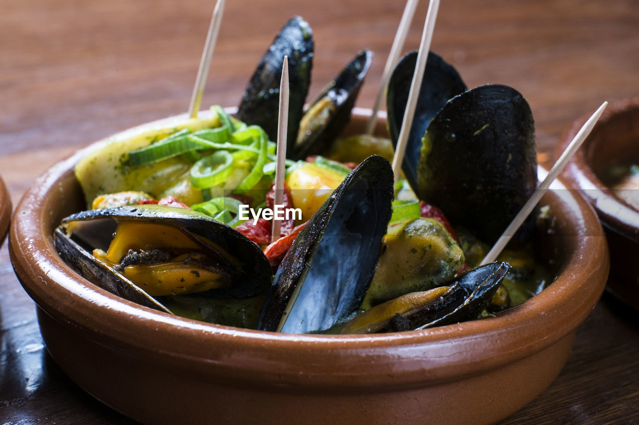 VEGETABLES IN BOWL ON TABLE