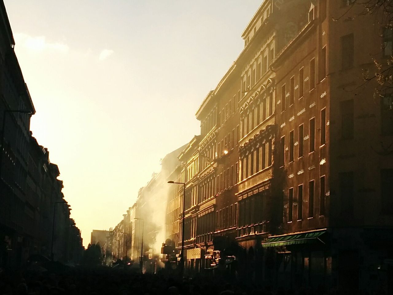 LOW ANGLE VIEW OF BUILDINGS AGAINST SKY