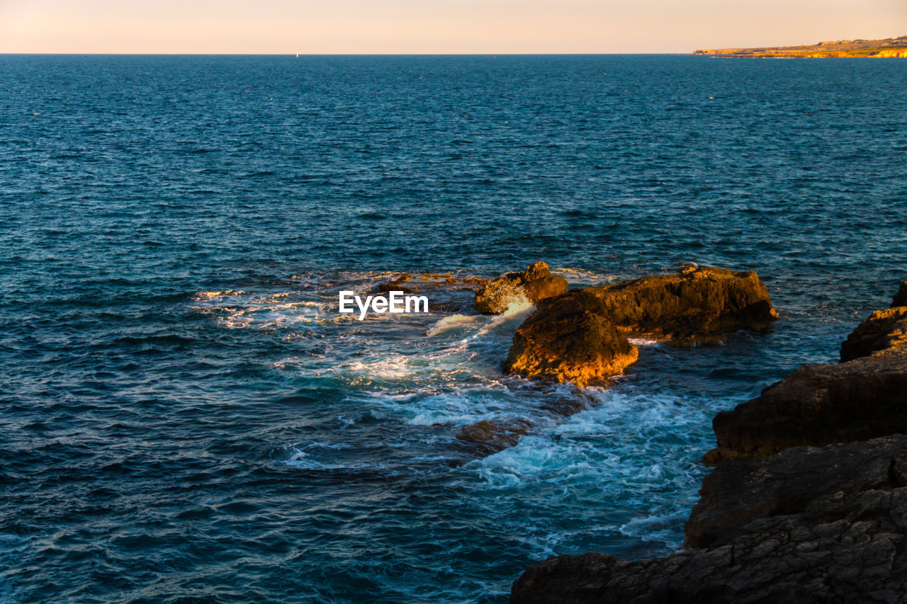 VIEW OF SEA IN THE ROCK