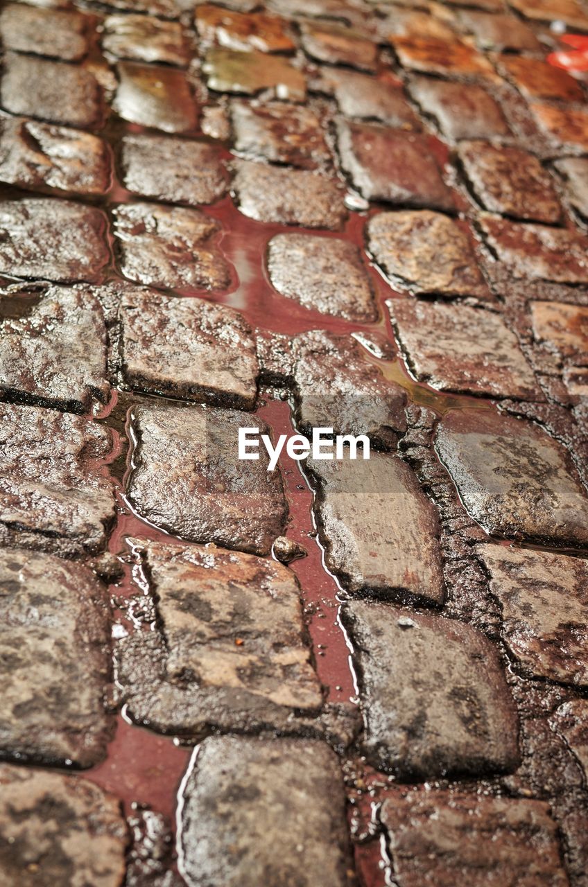 CLOSE-UP OF BRICK WALL