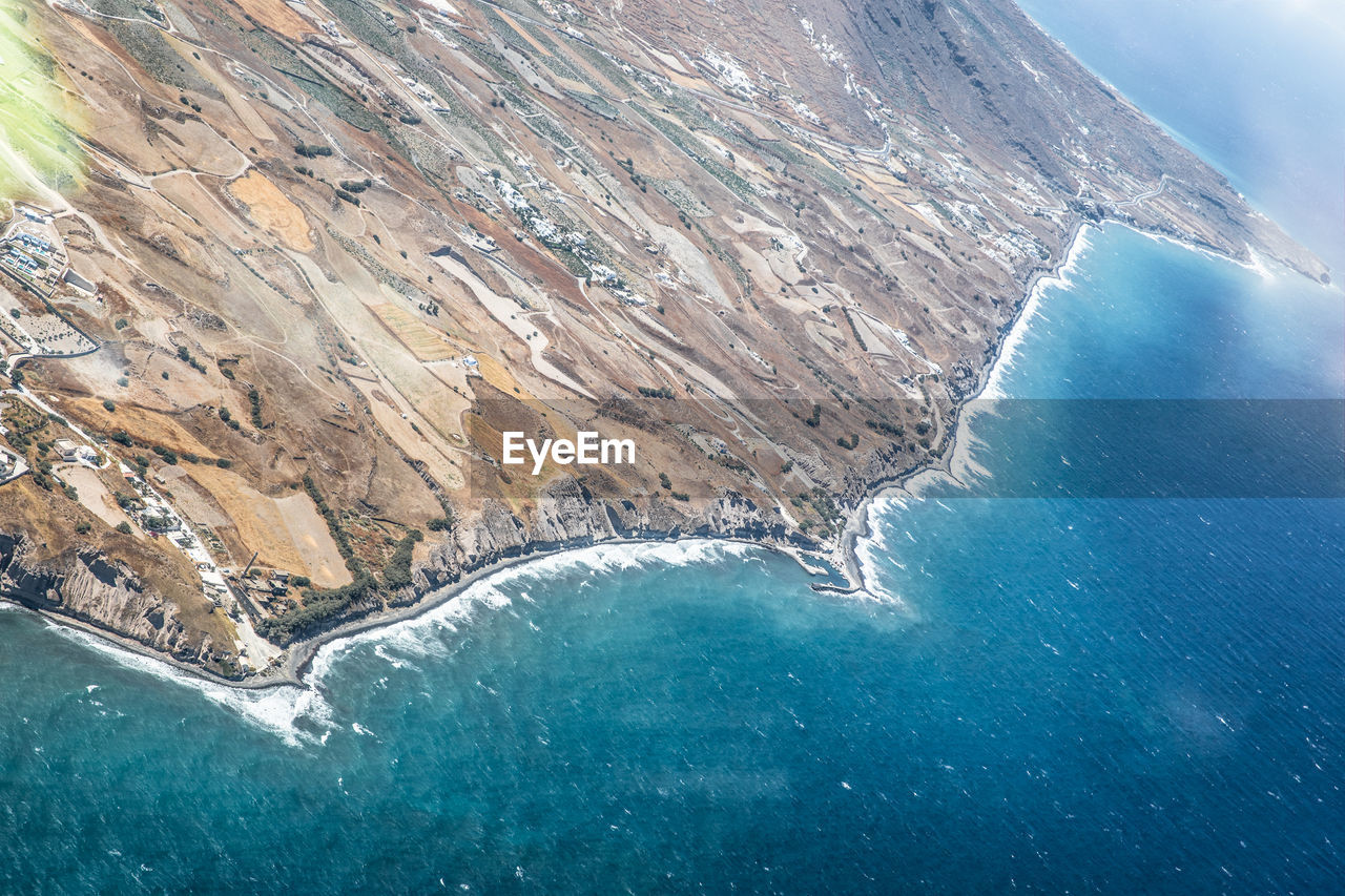 AERIAL VIEW OF SEA AND MOUNTAIN AGAINST SKY