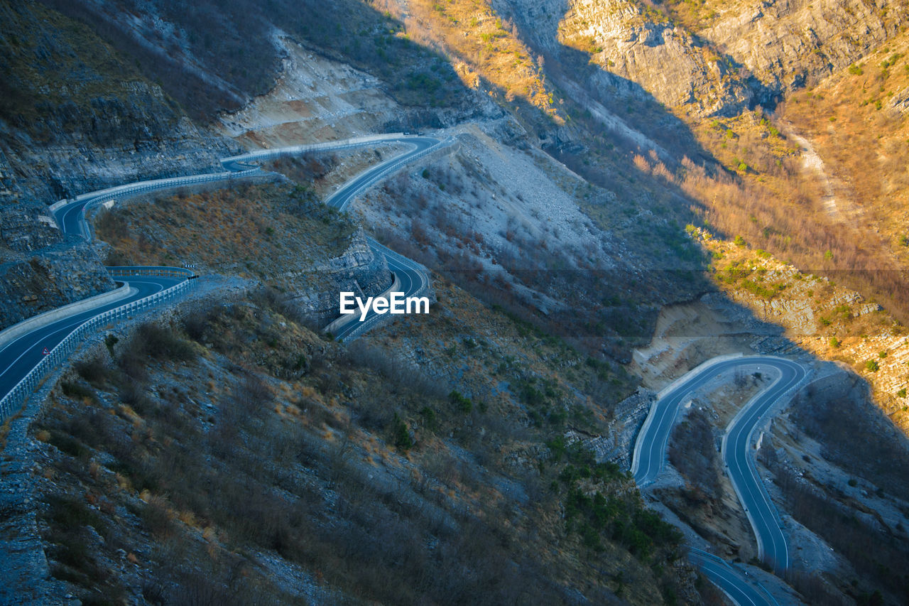 HIGH ANGLE VIEW OF ROAD ON MOUNTAIN