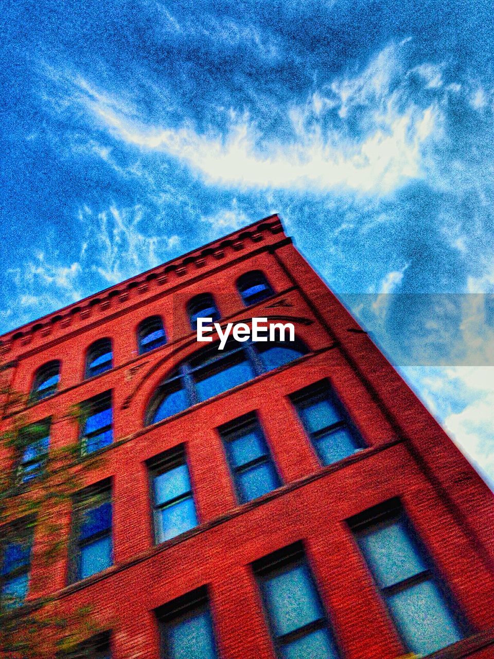 LOW ANGLE VIEW OF BUILDINGS AGAINST CLOUDY SKY