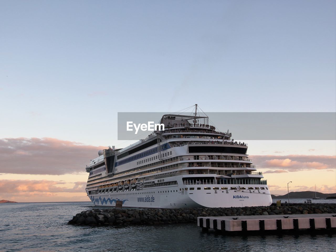 CRUISE SHIP IN SEA AGAINST SKY