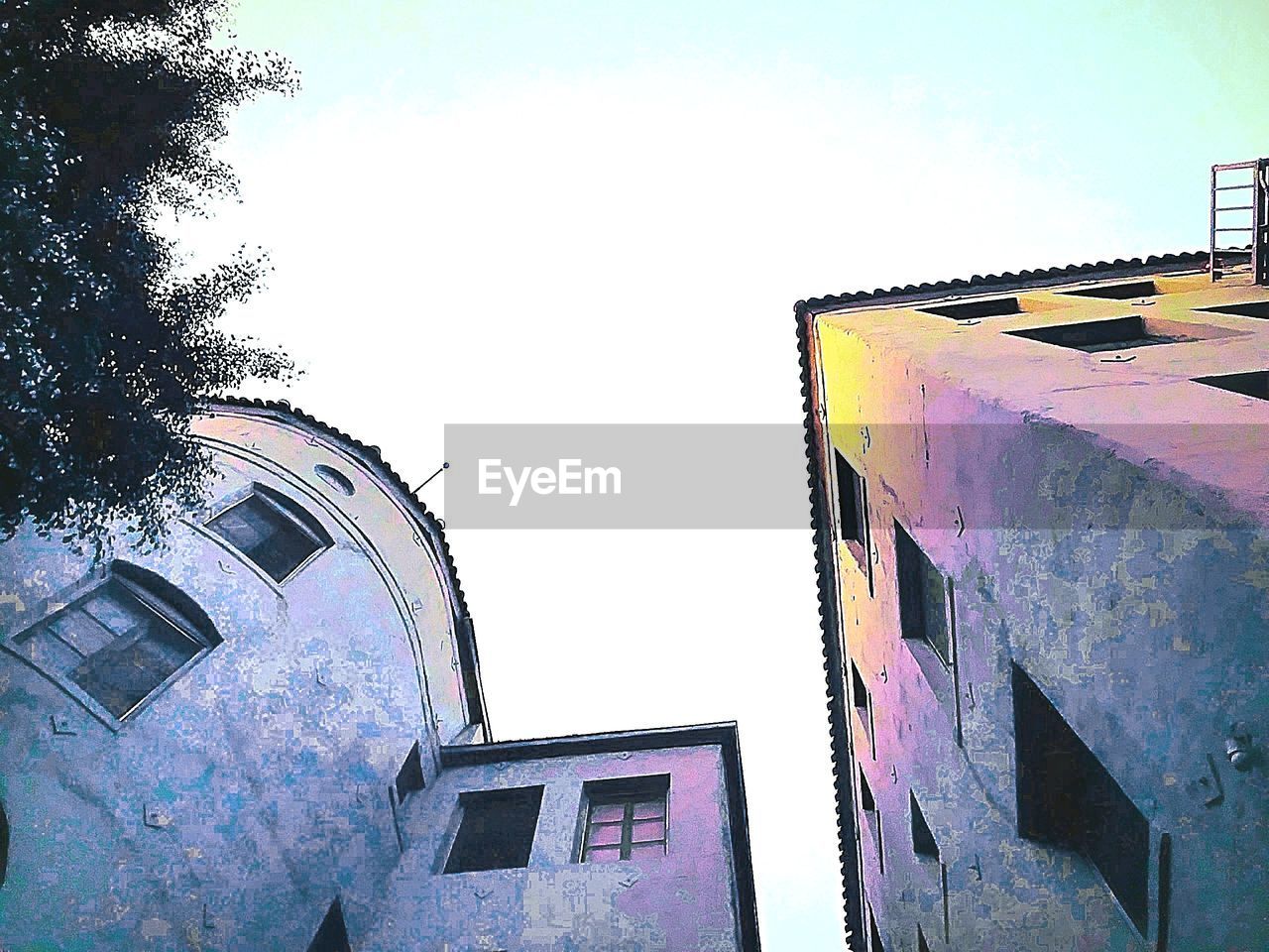 LOW ANGLE VIEW OF RESIDENTIAL BUILDING AGAINST SKY