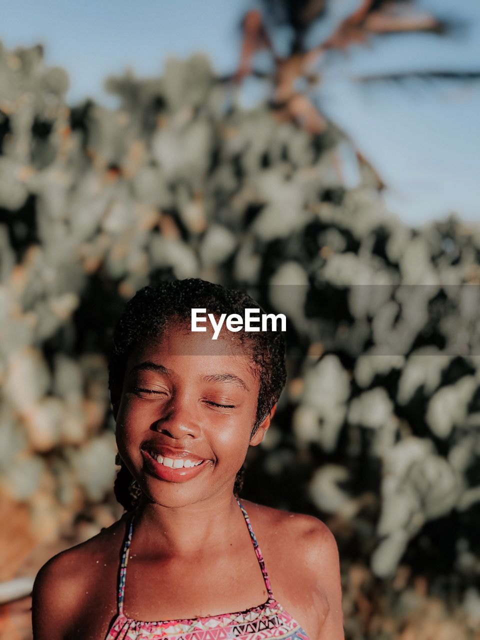 PORTRAIT OF A SMILING WOMAN OUTDOORS