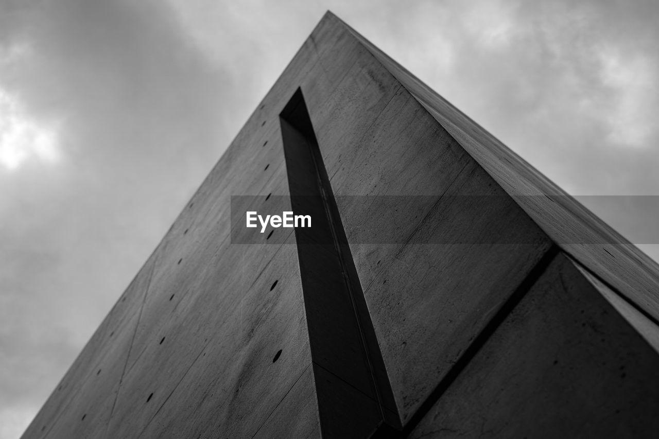 LOW ANGLE VIEW OF MODERN BUILDING AGAINST CLOUDY SKY