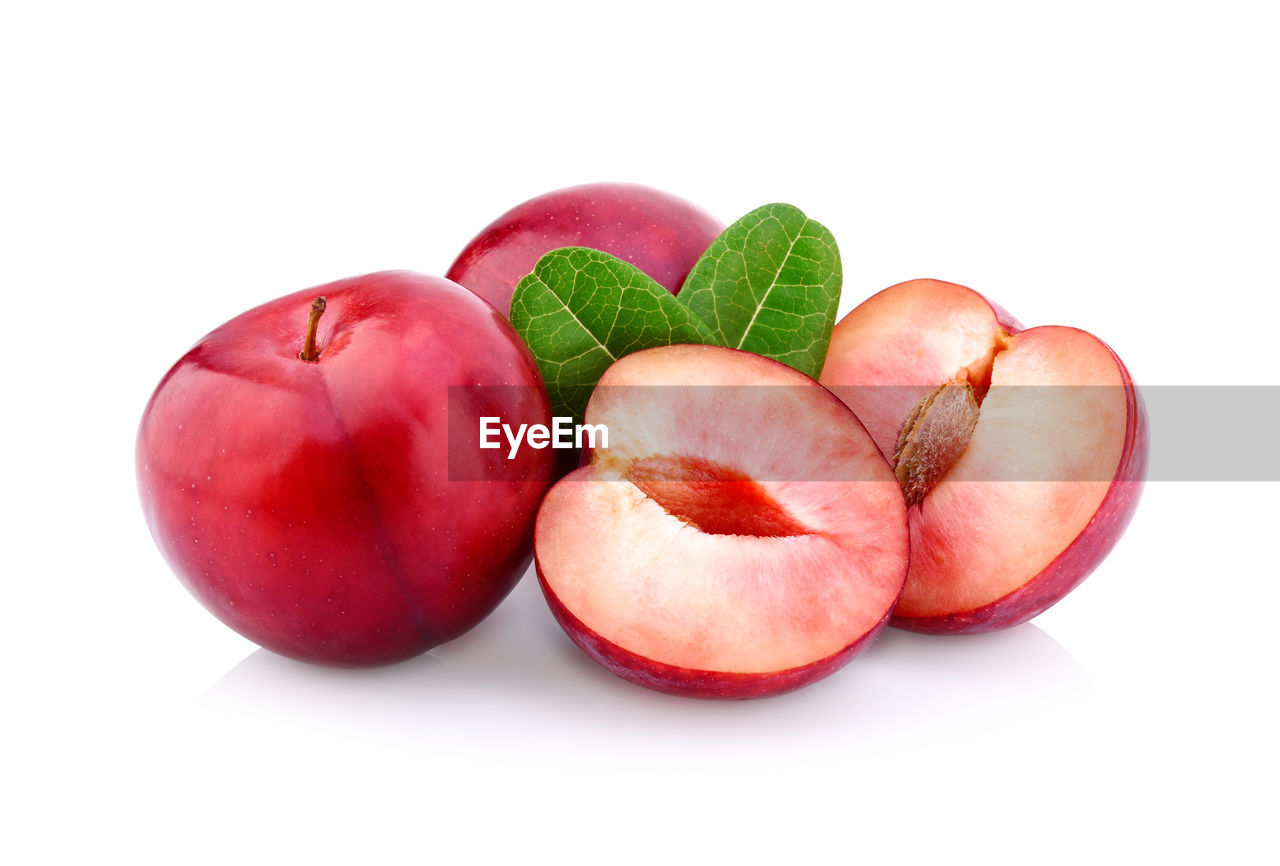 CLOSE-UP OF APPLES IN PLATE