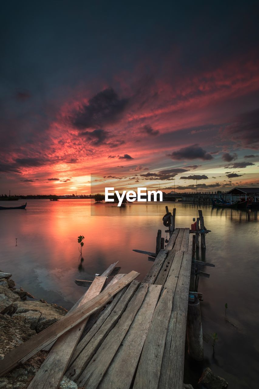 SCENIC VIEW OF LAKE AGAINST ORANGE SKY