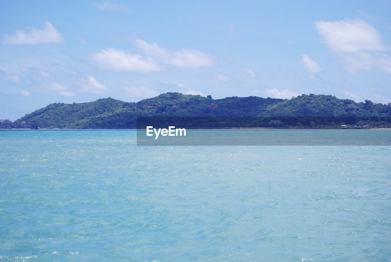 SCENIC VIEW OF SEA BY MOUNTAINS AGAINST SKY