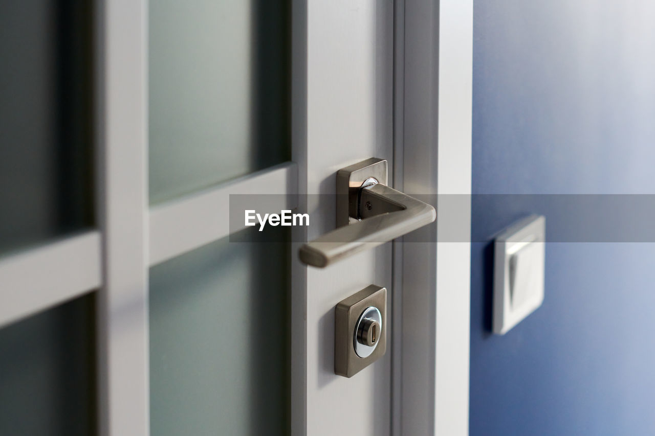 CLOSE-UP OF CLOSED DOOR WITH OPEN