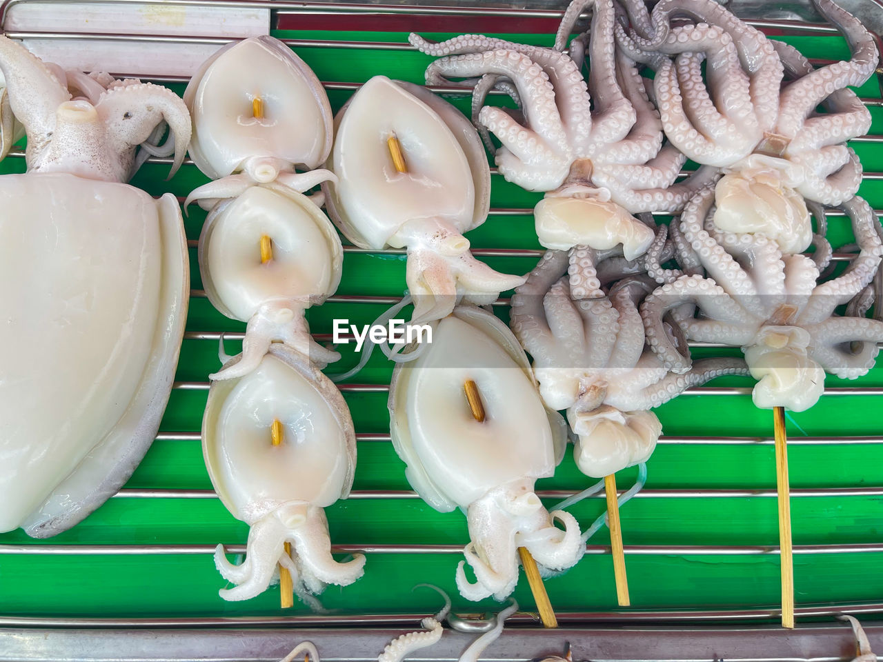 HIGH ANGLE VIEW OF VEGETABLES IN MARKET