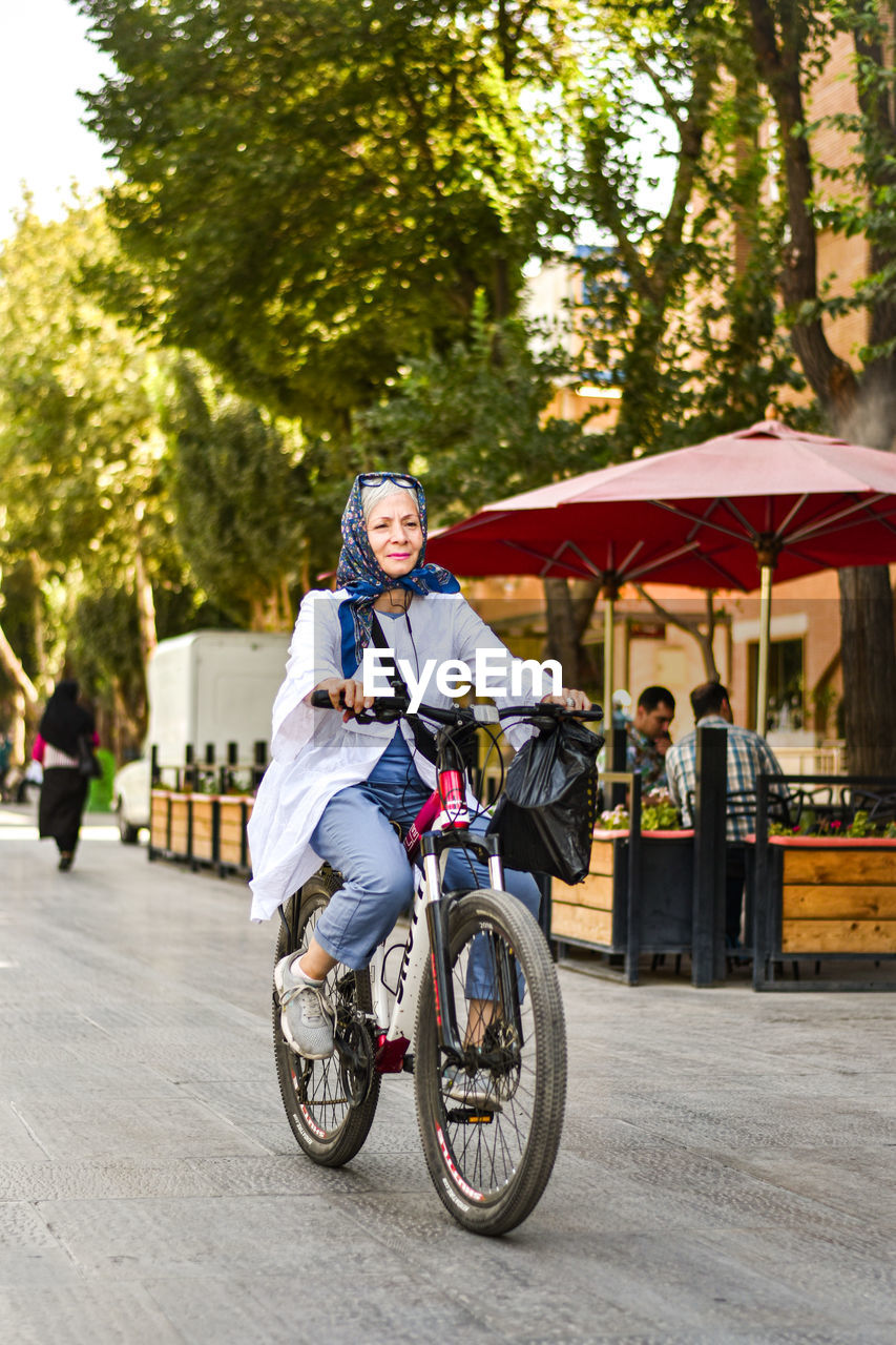 PORTRAIT OF A MAN RIDING BICYCLE