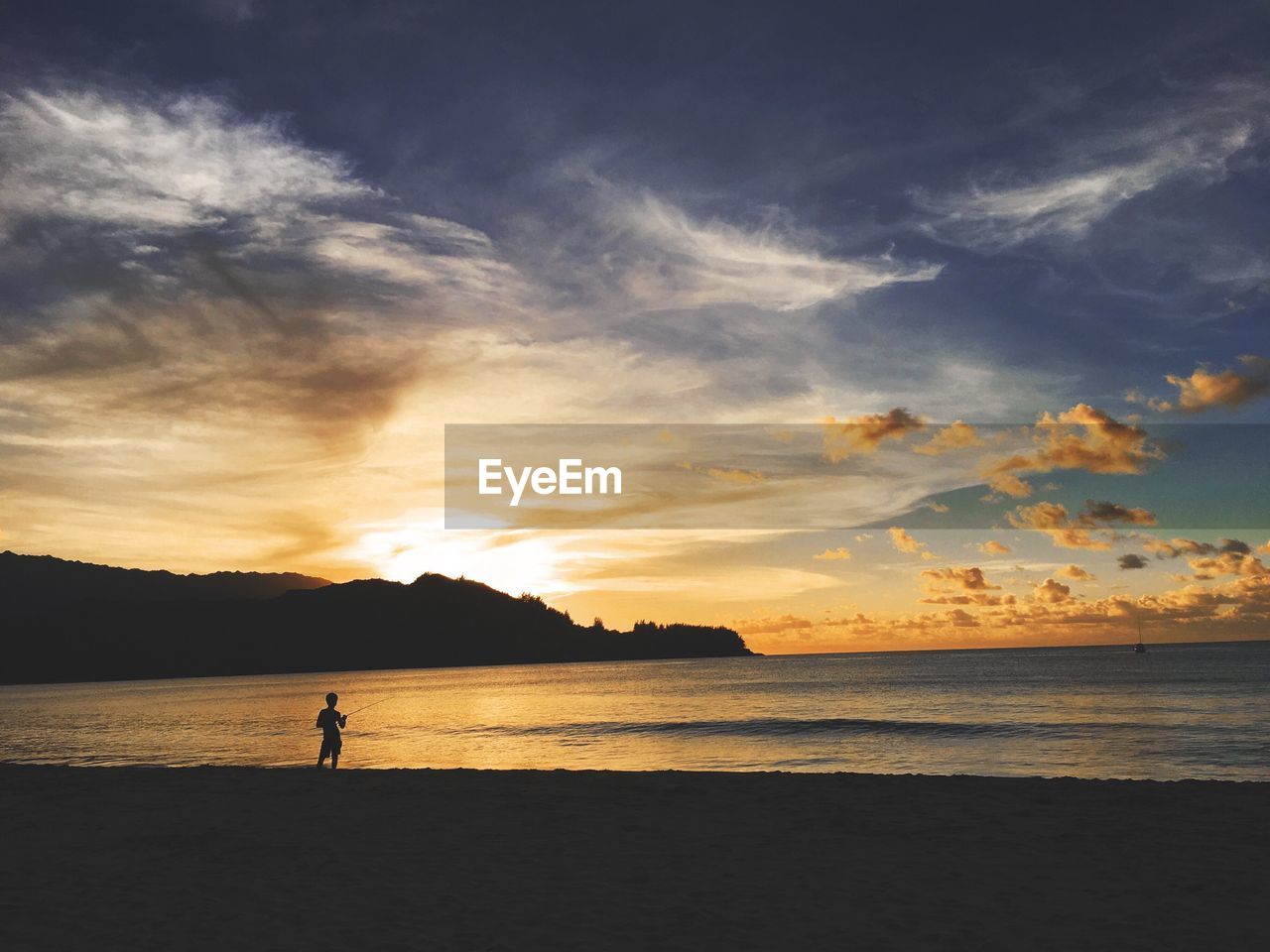 SCENIC VIEW OF SEA AGAINST SKY AT SUNSET