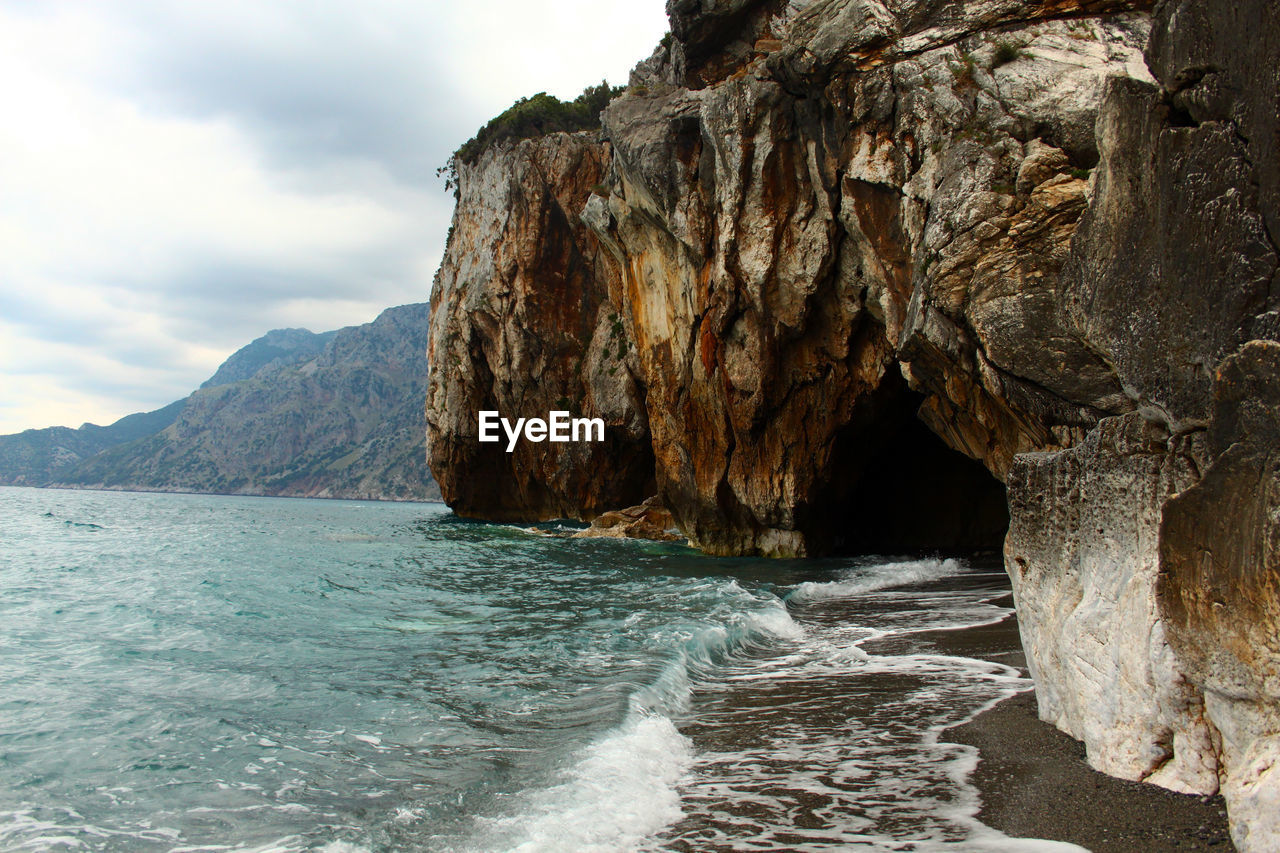 SCENIC VIEW OF ROCK FORMATION IN SEA AGAINST SKY