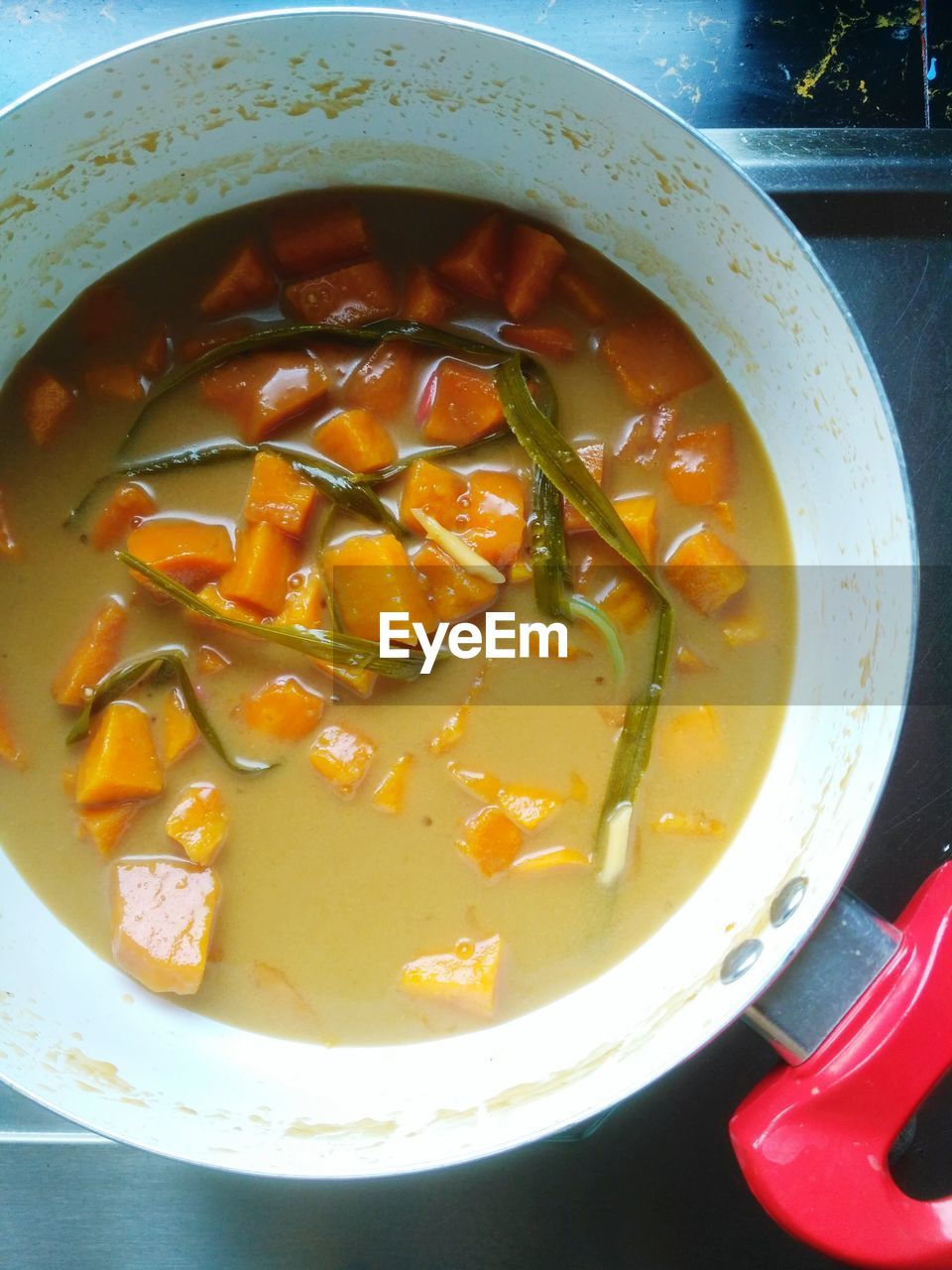 CLOSE-UP OF SOUP WITH BOWL