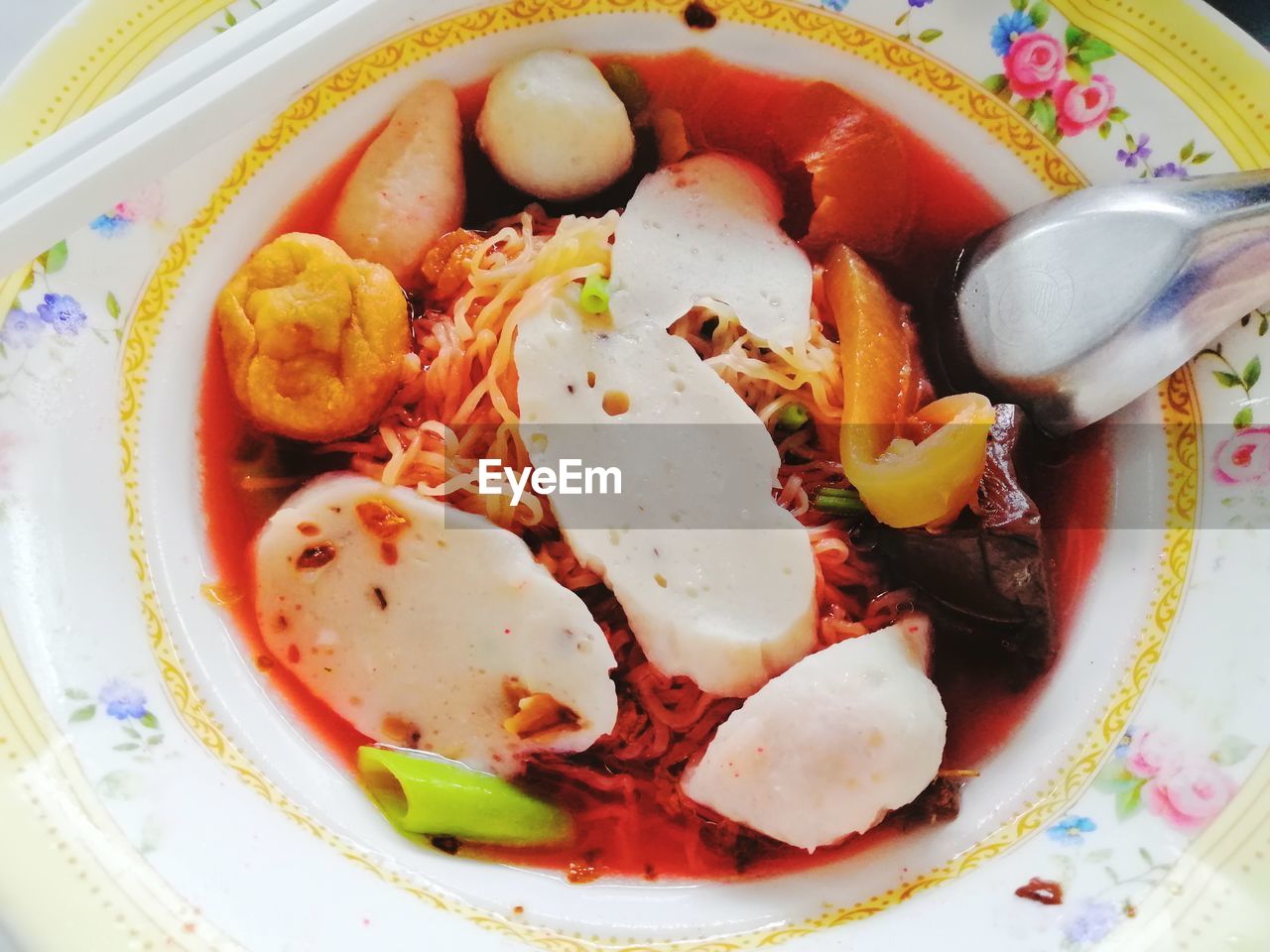 HIGH ANGLE VIEW OF BREAKFAST IN BOWL