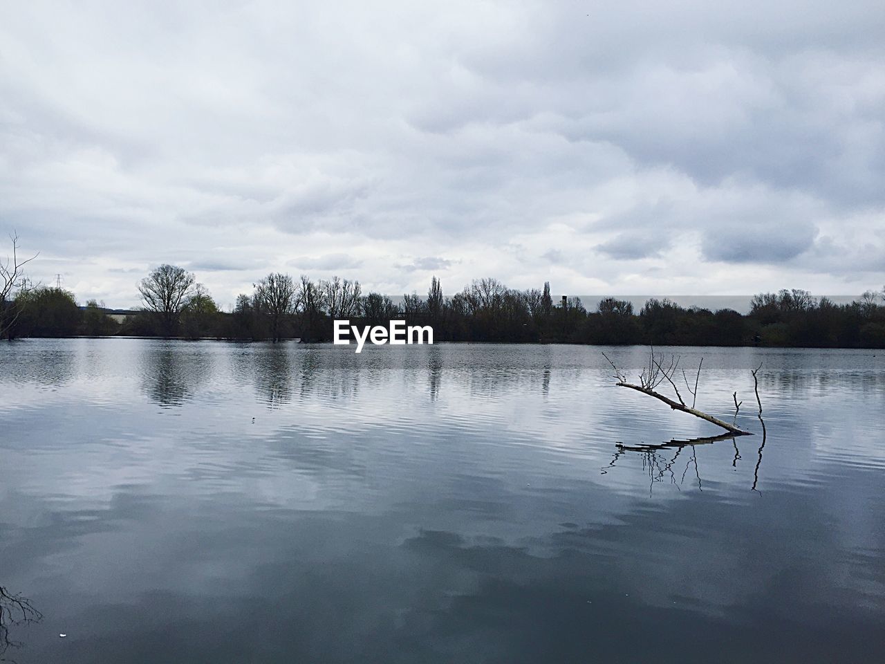 SCENIC VIEW OF LAKE AGAINST CLOUDY SKY