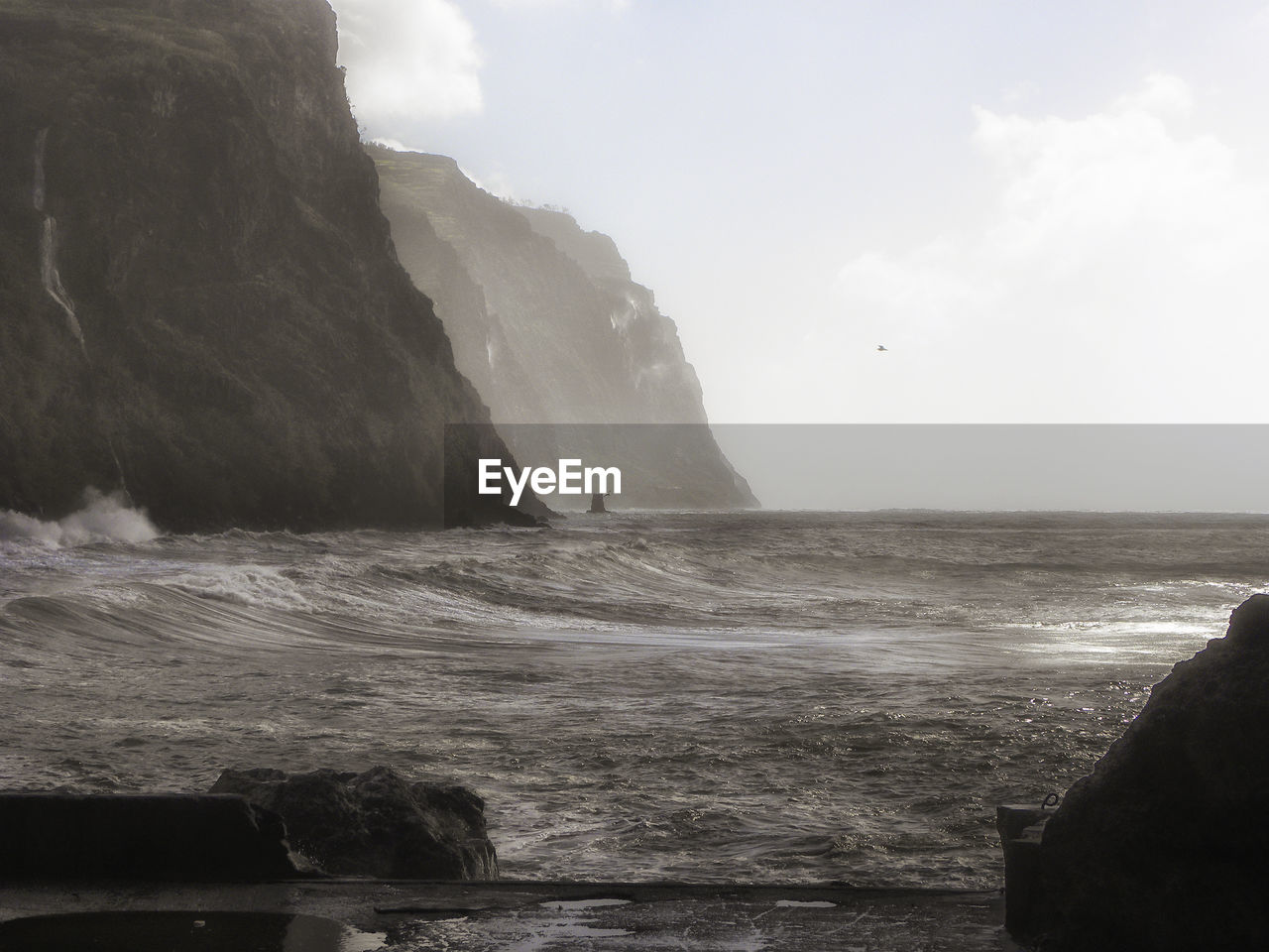 SCENIC VIEW OF SEA AND ROCK FORMATION AGAINST SKY