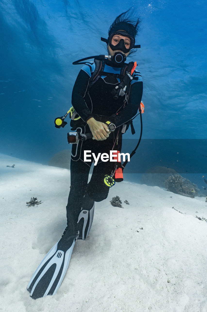 Diver exploring the great barrier reef