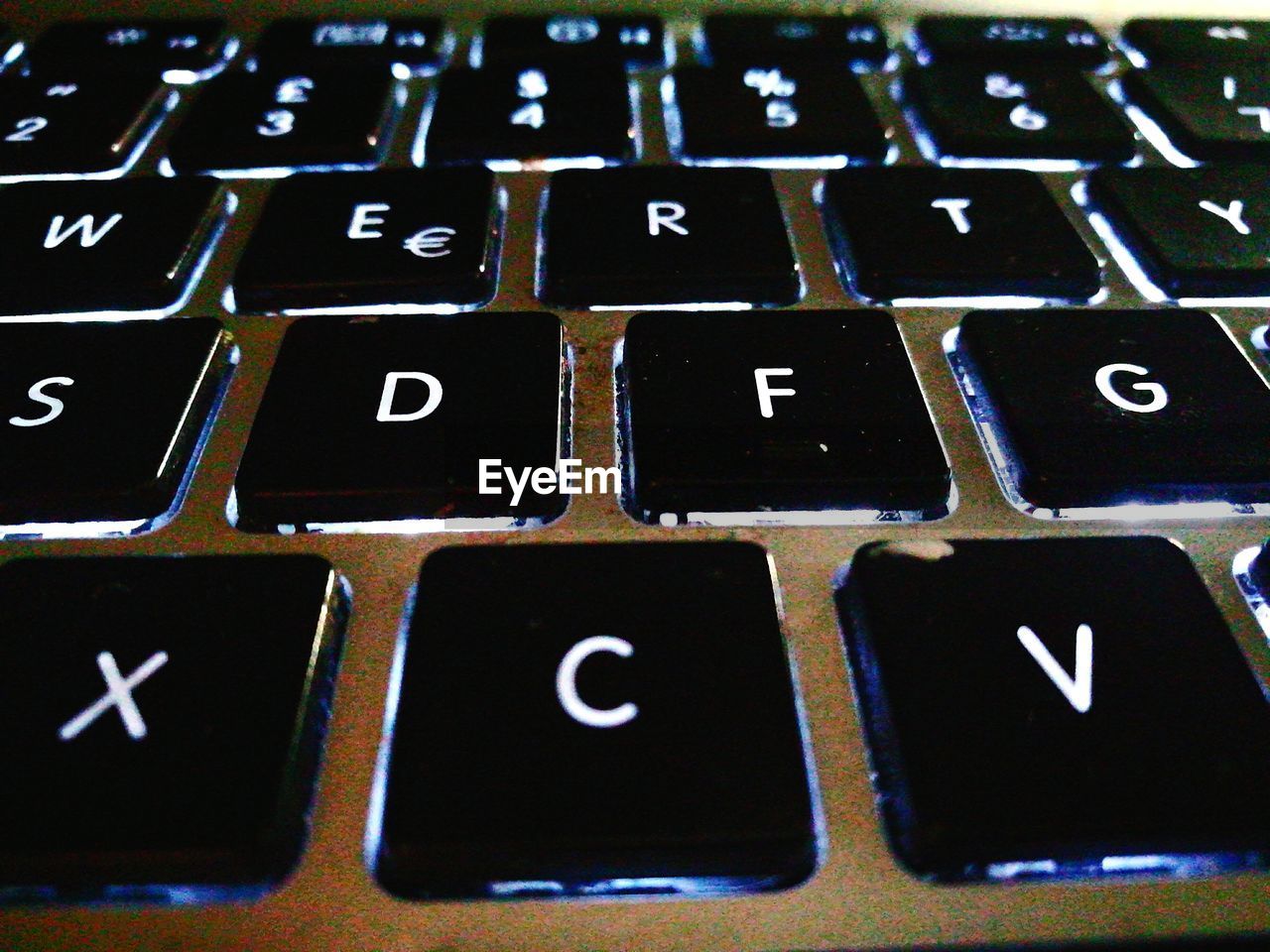 FULL FRAME SHOT OF LAPTOP KEYBOARD