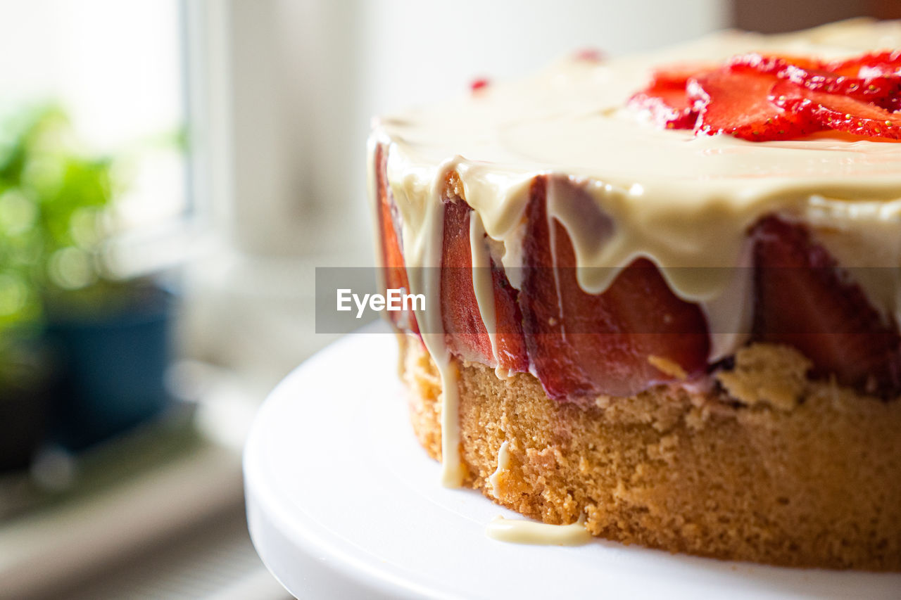 CLOSE-UP OF CAKE ON PLATE