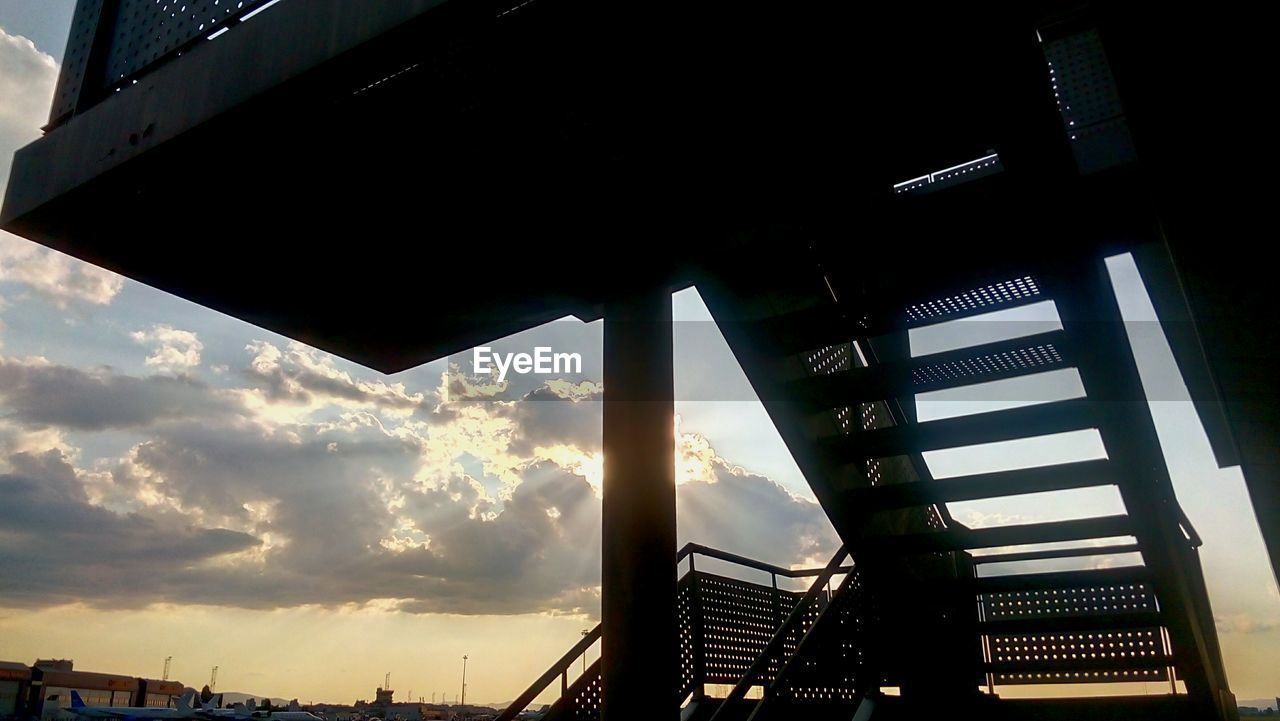 LOW ANGLE VIEW OF BUILT STRUCTURE AGAINST SKY