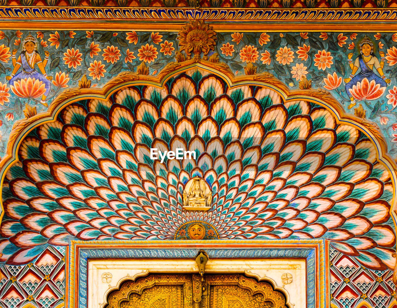 LOW ANGLE VIEW OF ORNATE CEILING OF A BUILDING