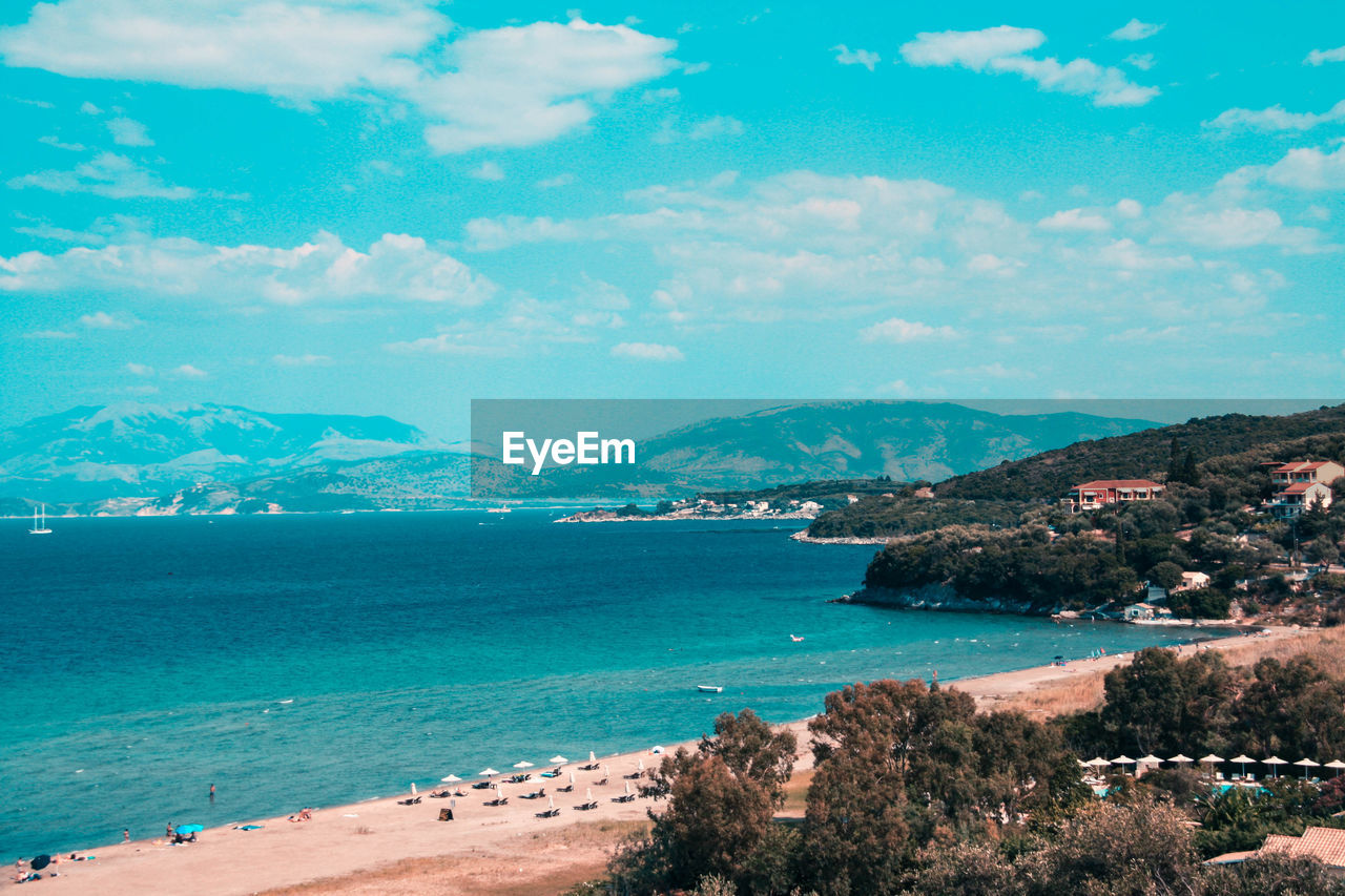 SCENIC VIEW OF SEA AND TOWNSCAPE AGAINST SKY