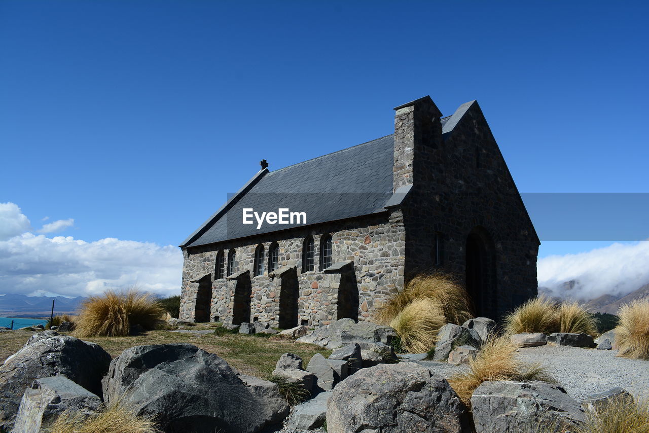 LOW ANGLE VIEW OF BUILDING AGAINST SKY