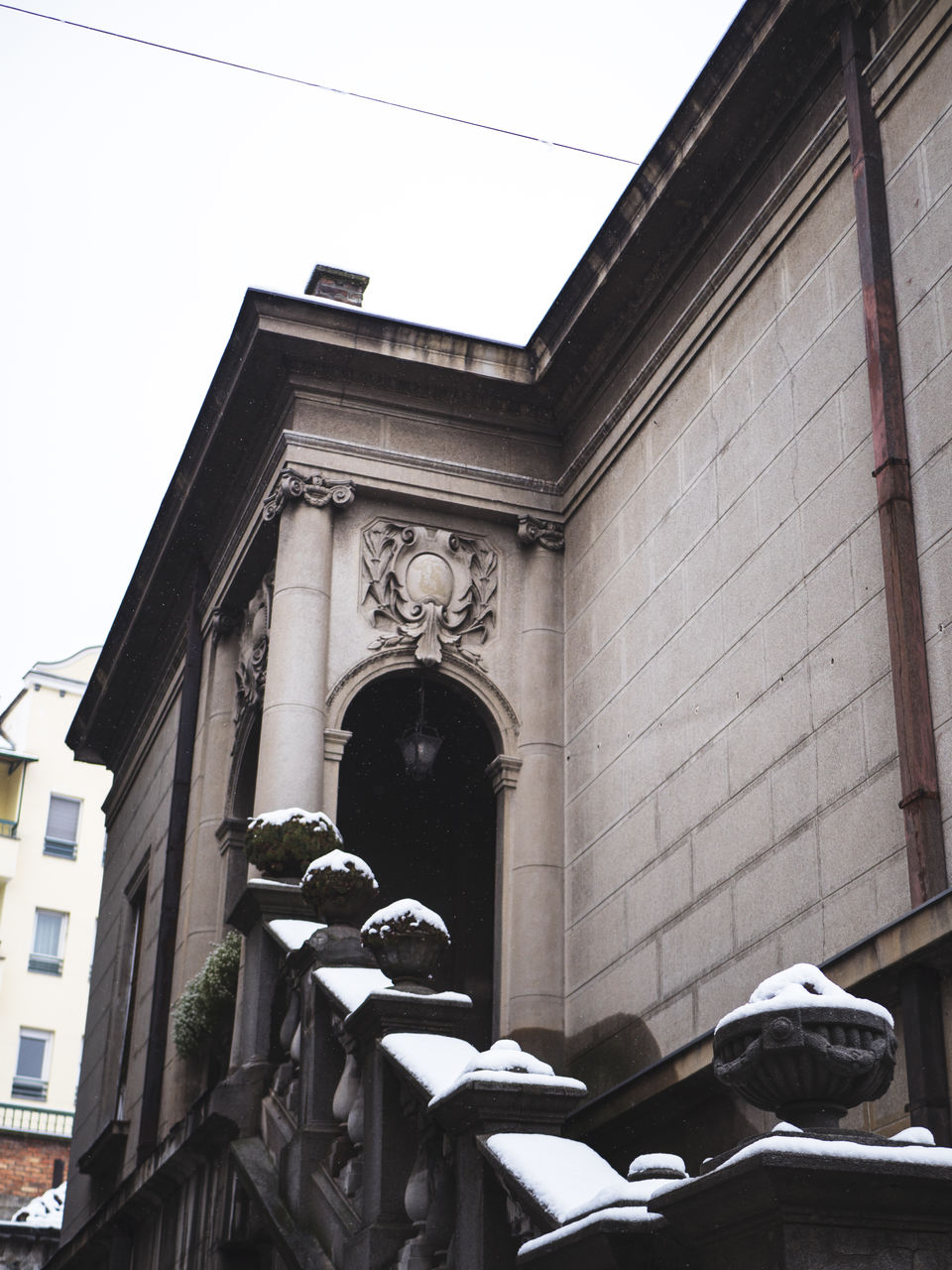 LOW ANGLE VIEW OF STATUE