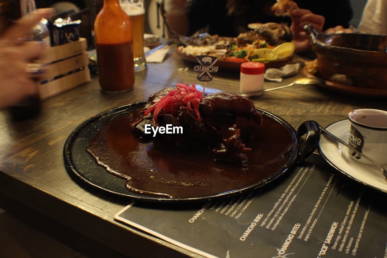 CLOSE-UP OF FOOD IN PLATE