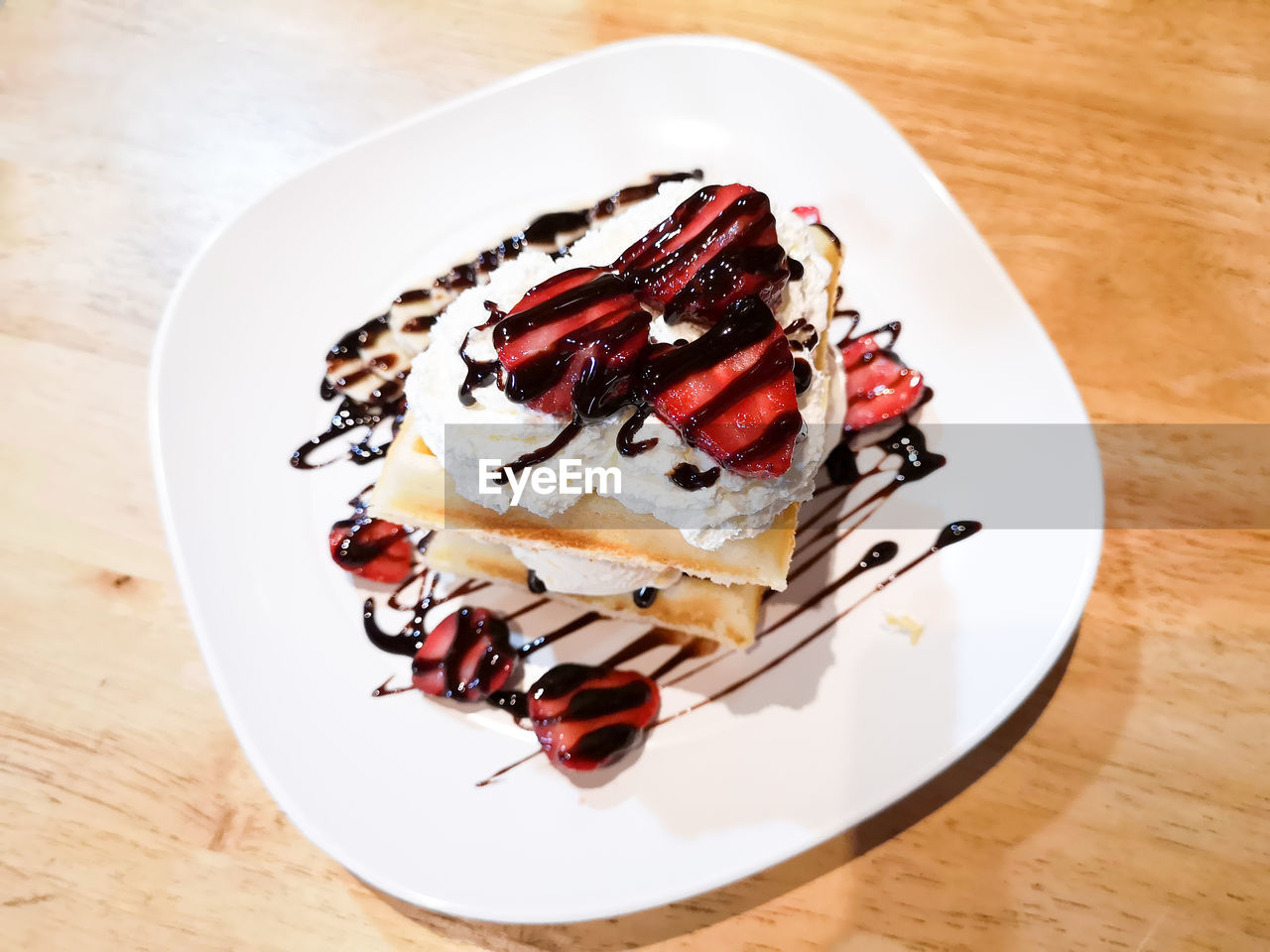 HIGH ANGLE VIEW OF CHOCOLATE CAKE ON TABLE