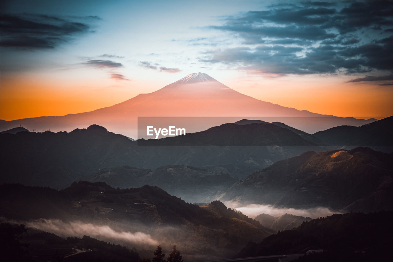 SCENIC VIEW OF MOUNTAINS AGAINST SKY AT SUNSET