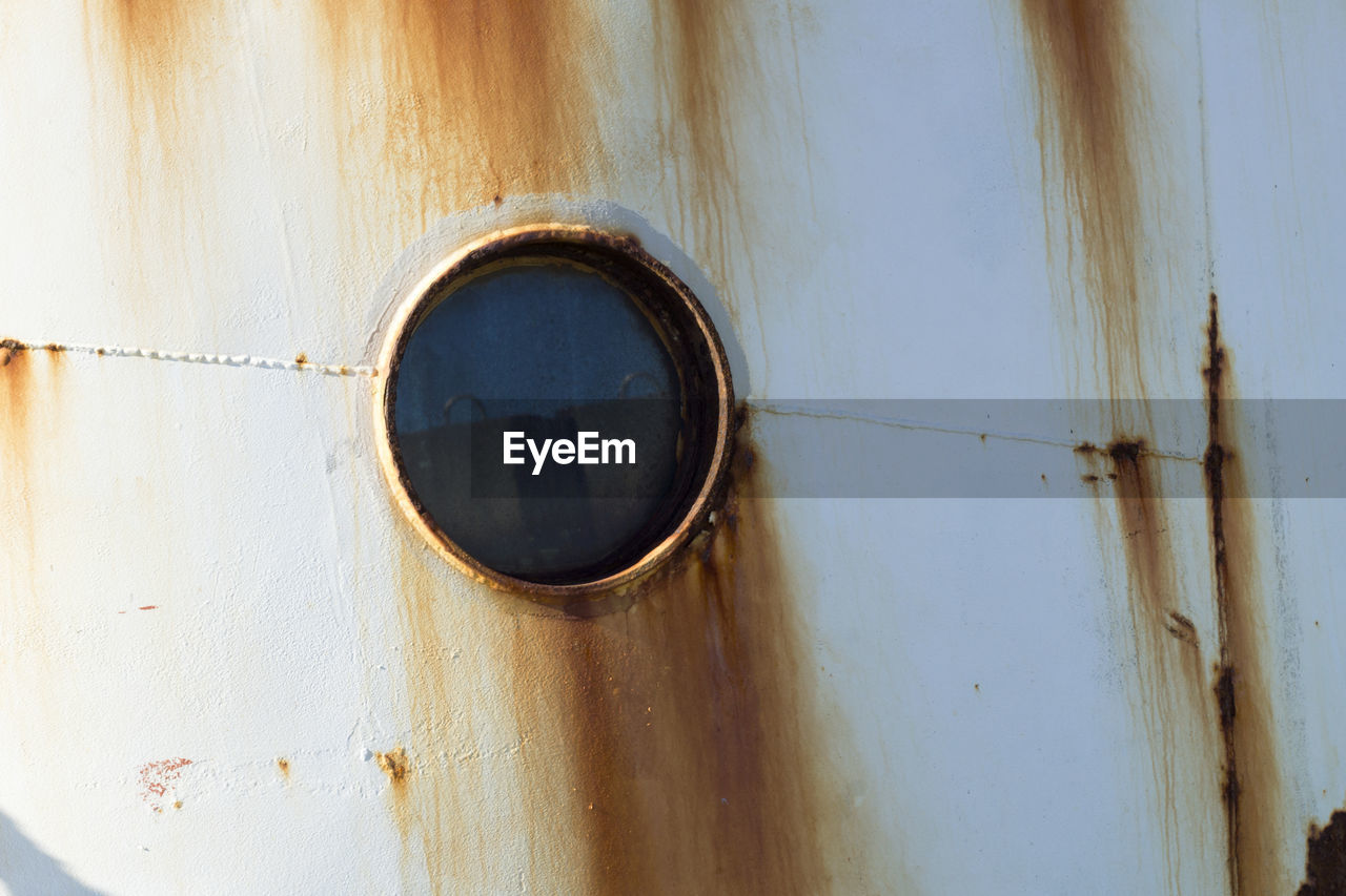 FULL FRAME SHOT OF RUSTY DOOR WITH HANDLE