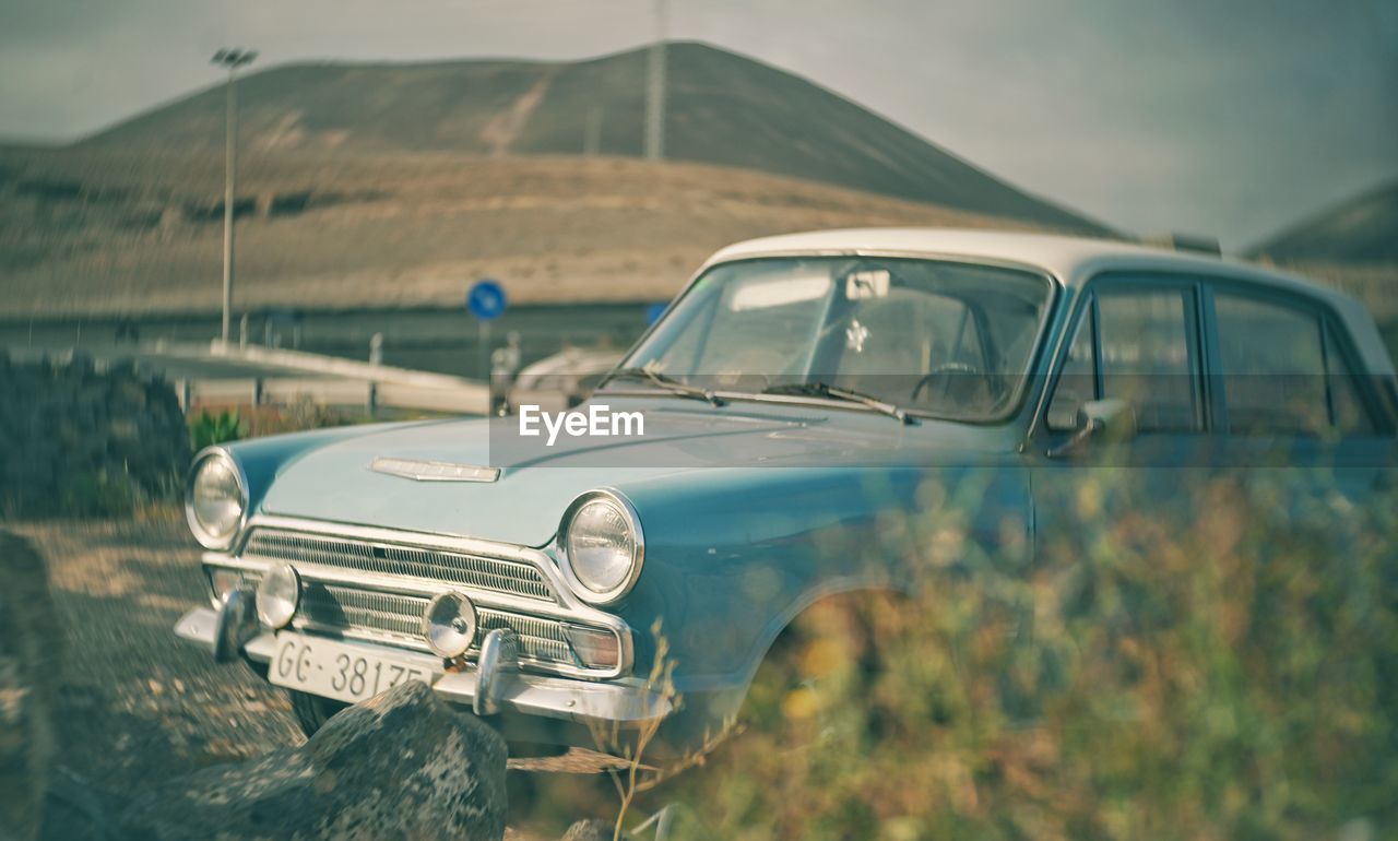 VINTAGE CAR ON FIELD