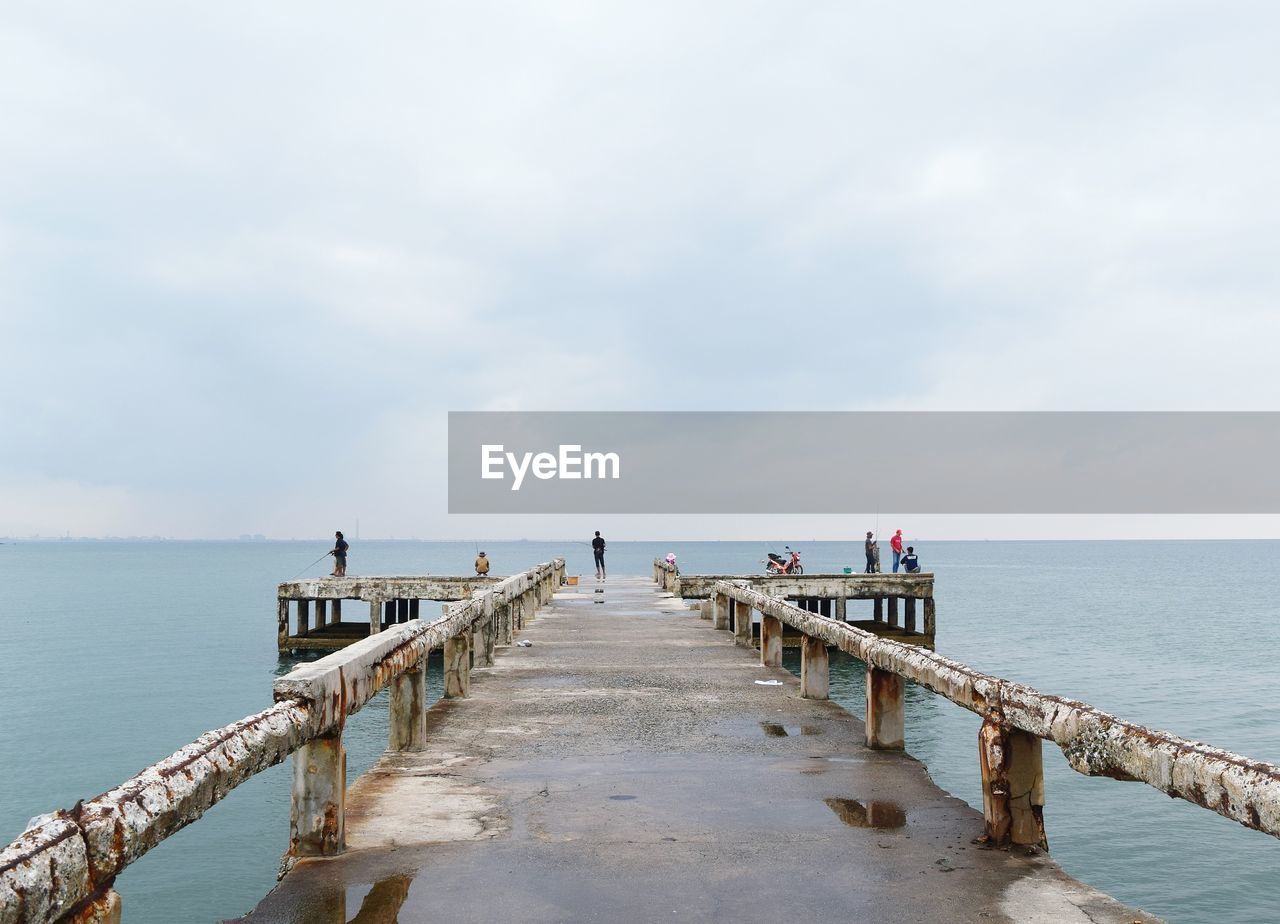 JETTY ON SEA AGAINST SKY