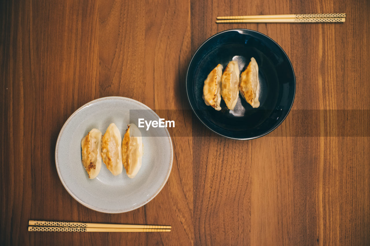 HIGH ANGLE VIEW OF COOKIES IN BOWL ON TABLE