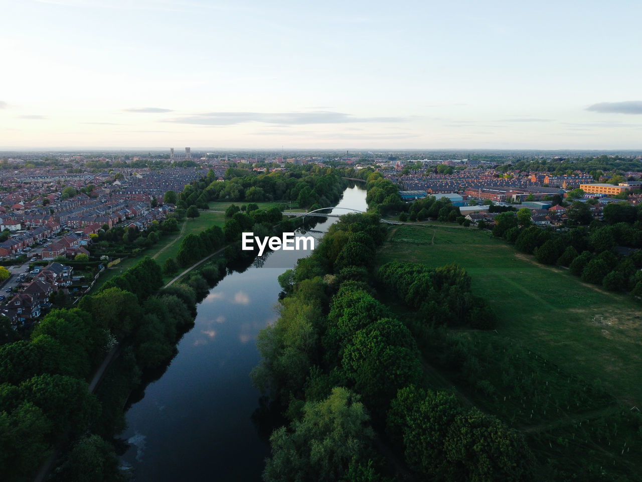 HIGH ANGLE VIEW OF TOWNSCAPE AGAINST SKY IN CITY