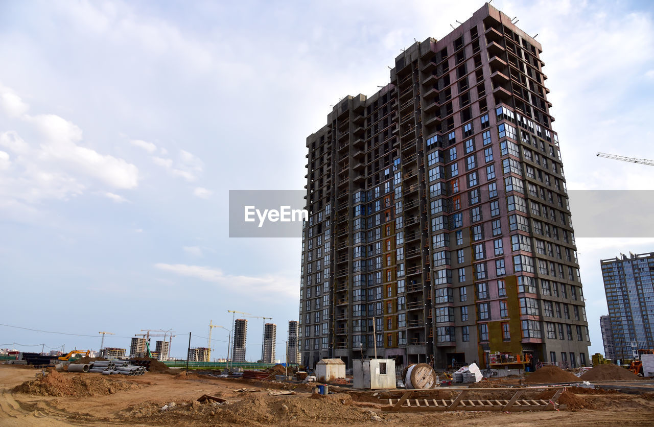 LOW ANGLE VIEW OF BUILDINGS AGAINST SKY