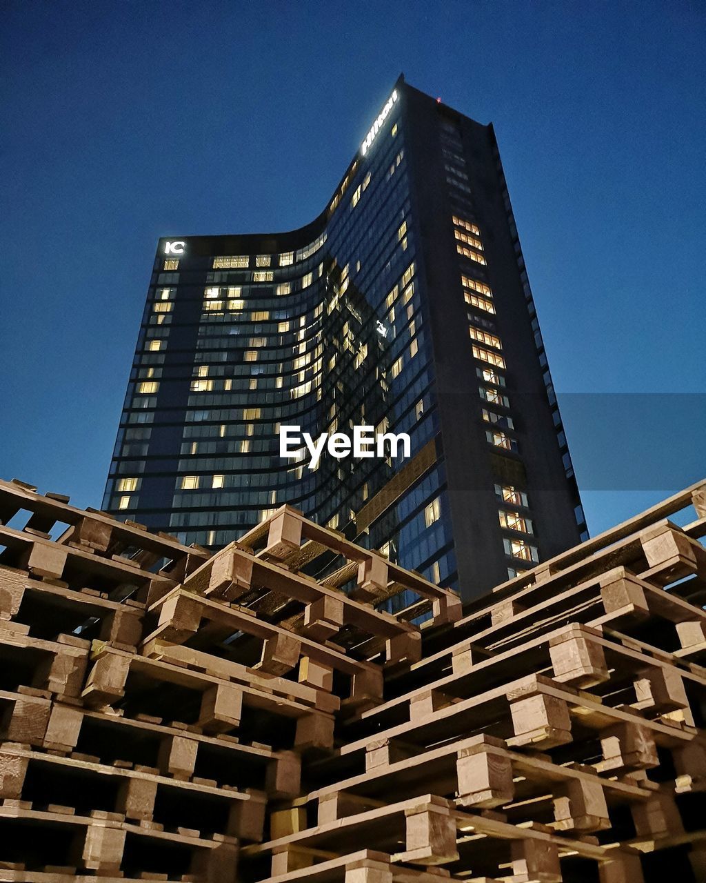 LOW ANGLE VIEW OF MODERN BUILDING AGAINST CLEAR BLUE SKY