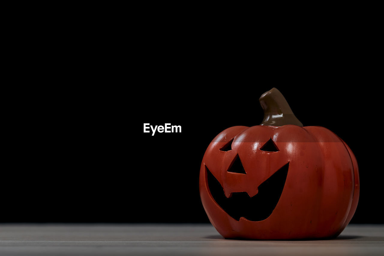 CLOSE-UP VIEW OF PUMPKIN ON TABLE