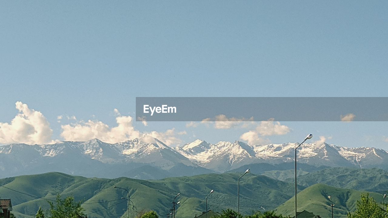 PANORAMIC VIEW OF SNOWCAPPED MOUNTAINS AGAINST SKY