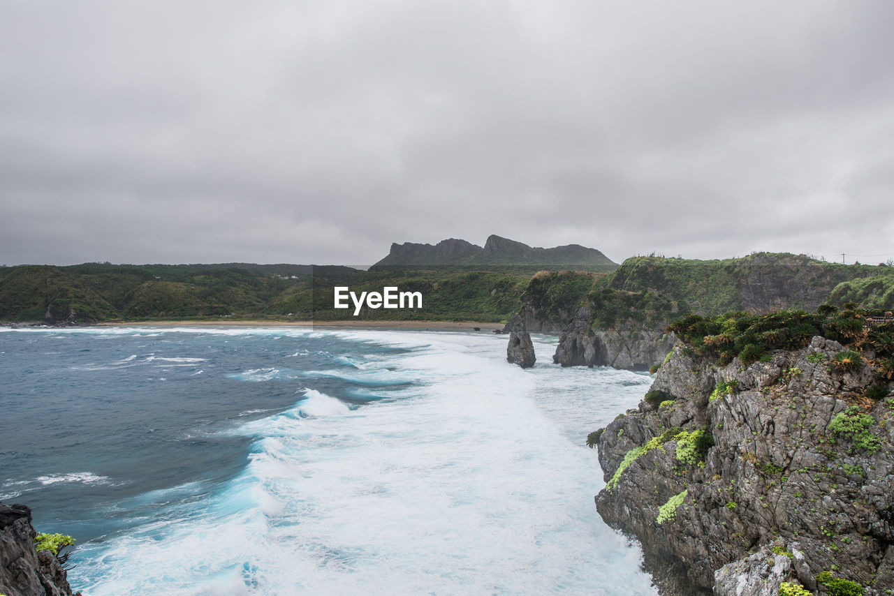 SCENIC VIEW OF SEA AND MOUNTAIN AGAINST SKY