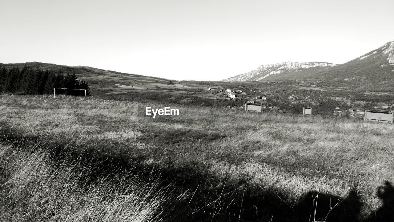 PEOPLE ON AGRICULTURAL FIELD AGAINST SKY